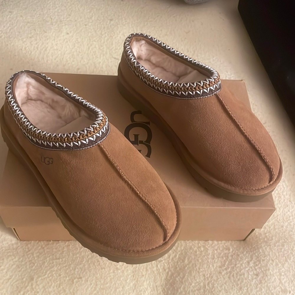 Brand New UGG, women’s 7 color Chesnet